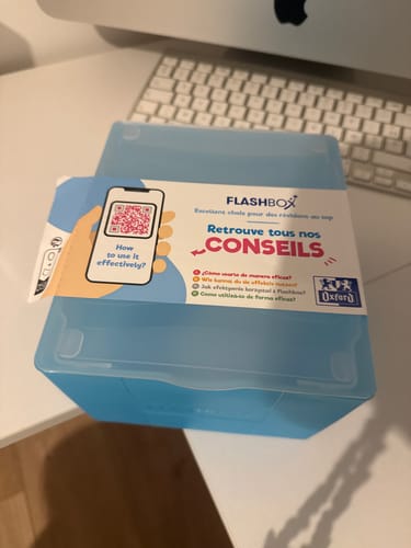 Customer's Oxford Flashbox en polypropylène bleu pastel avec une étiquette de conseils sur le couvercle.