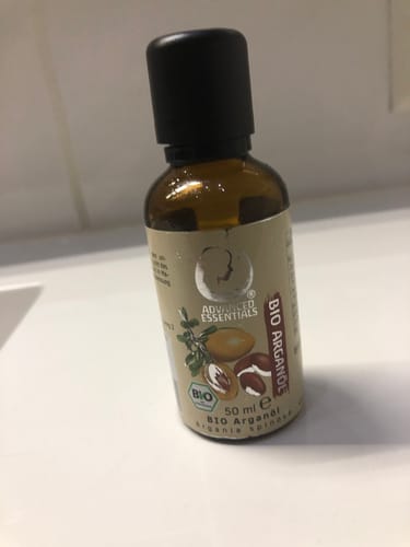 Kundenfoto einer 50ml Flasche Arganöl Bioprodukt auf einer weißen Oberfläche.