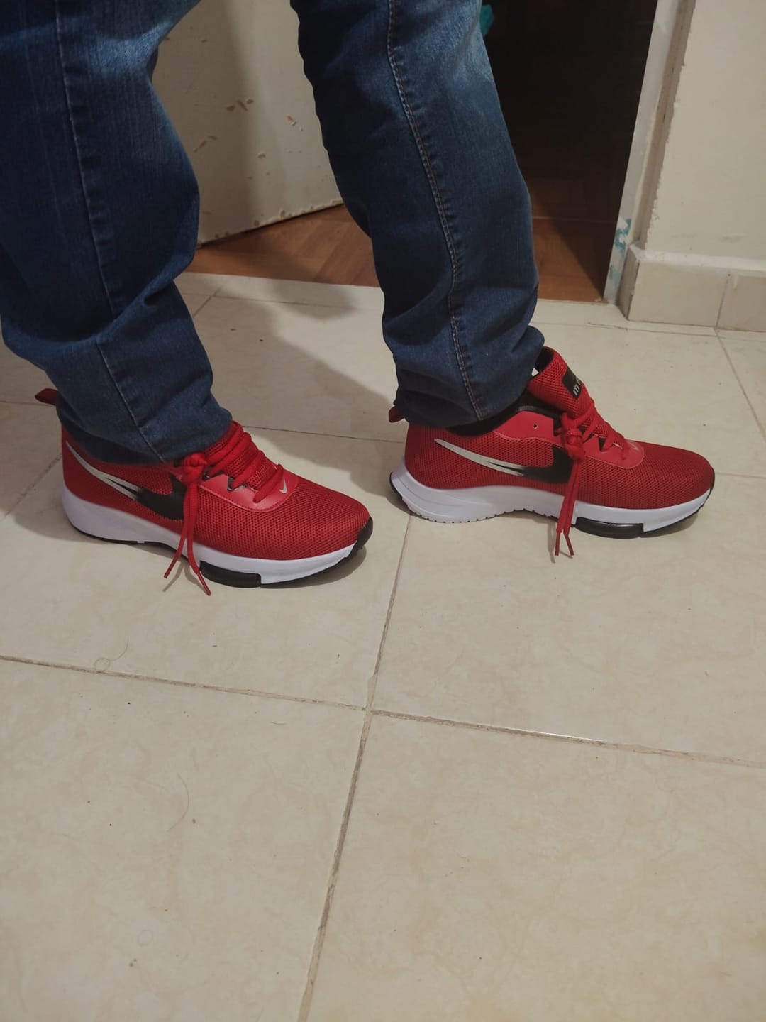Customer photo review of Tenis 025 Rojo Negro Plata