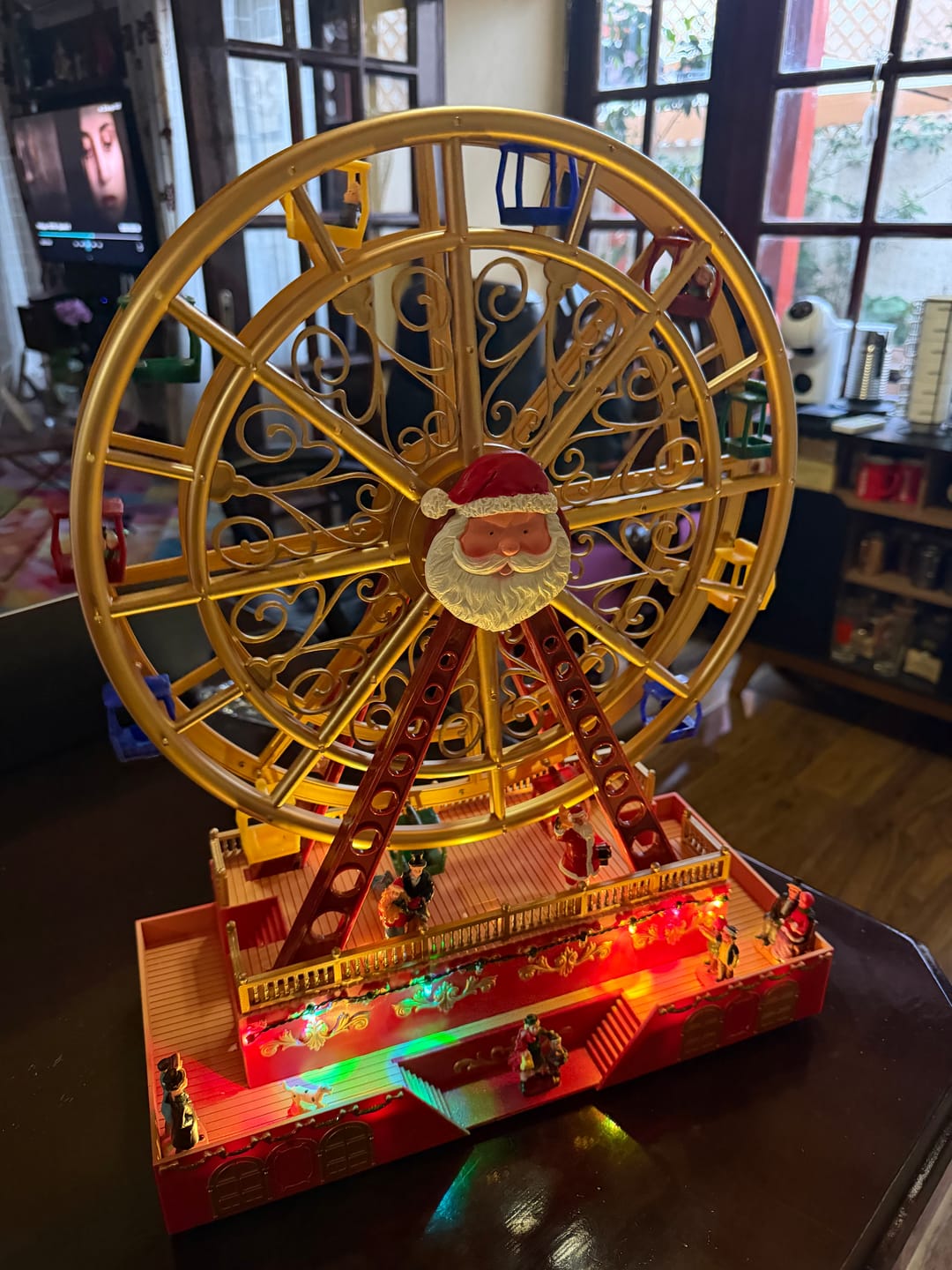 Customer photo review of Adorno Navidad Rueda De La Fortuna Luces Musica Y Movimiento