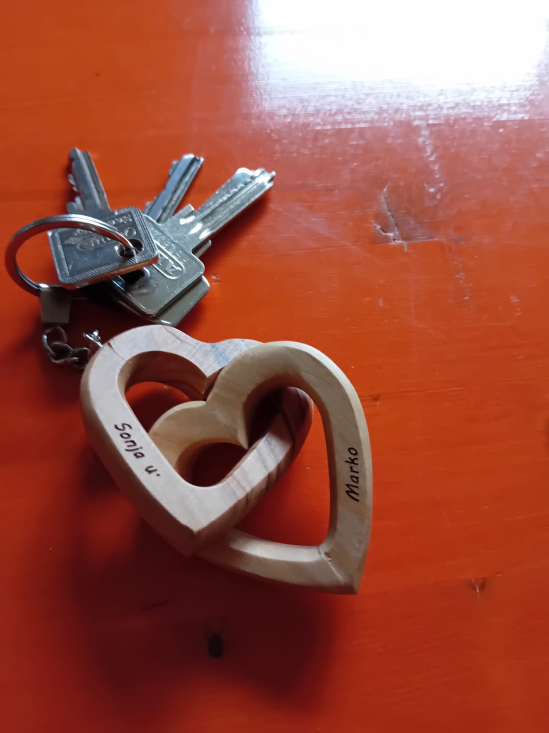 Customer photo review of Personalisierter Schlüsselanhänger verbundene Herzen aus Olivenholz mit Gravur | Geschenk zur Hochzeit, Valentinstag, Jahrestag