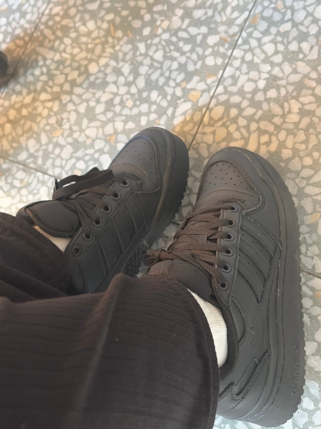 Customer photo review of Zapatillas Adidas Forum Bold Stripes Mujer Mono Negro