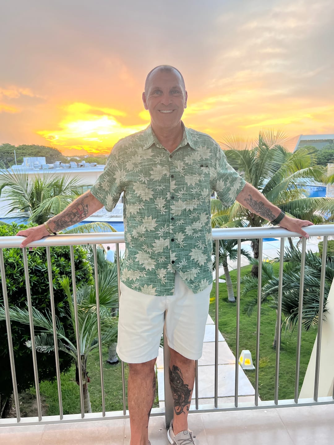 Customer photo review of Men's Retro Casual Holiday Pocket Hawaiian Shirt