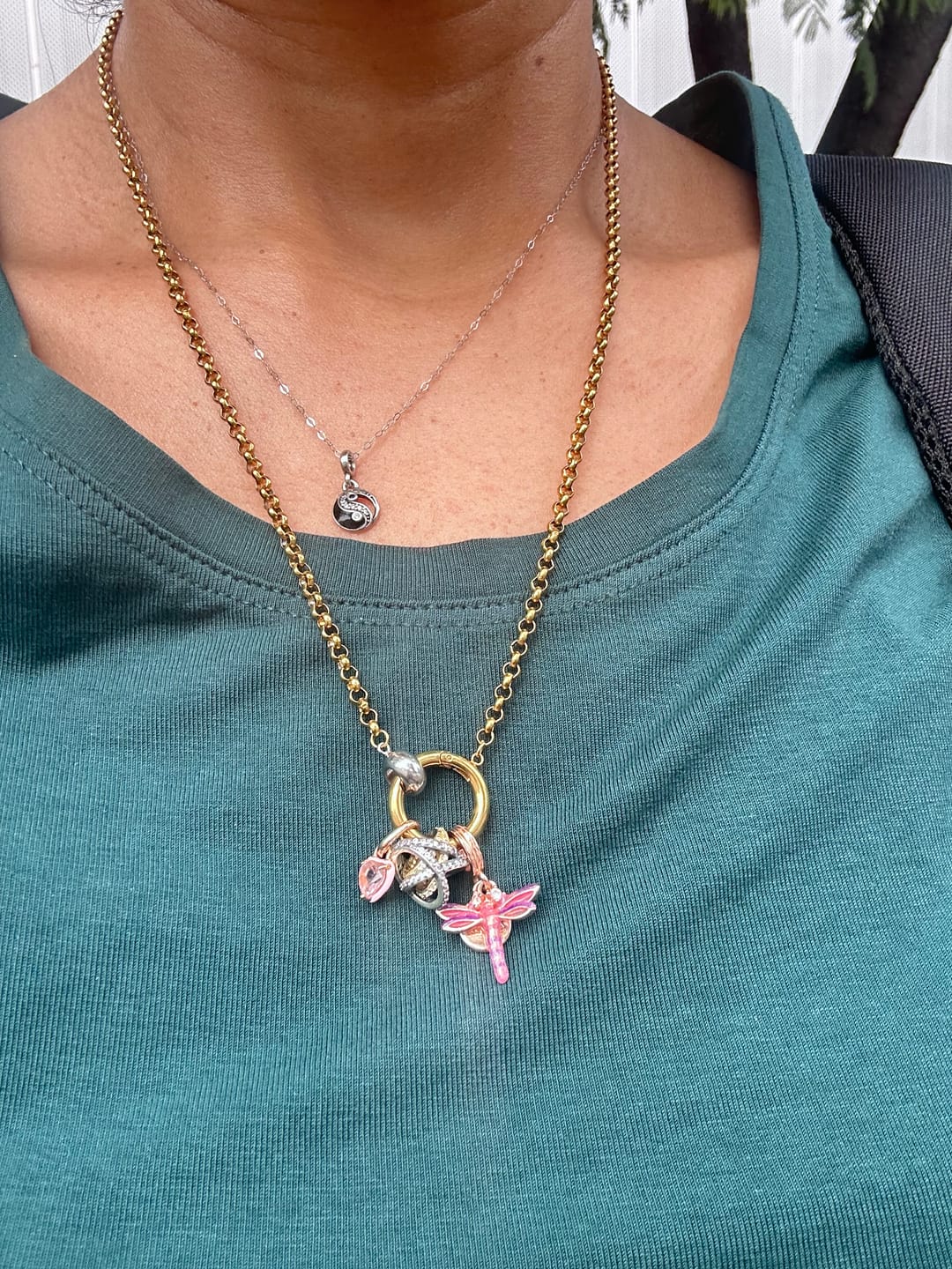 Customer photo review of Collar Circulo Plateado Y Dorado Entrelazado