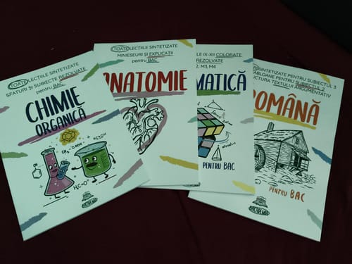 Customer's Pachet Bacalaureat cărți pentru Chimie, Anatomie, Matematică și Română, așezate pe o suprafață întunecată.
