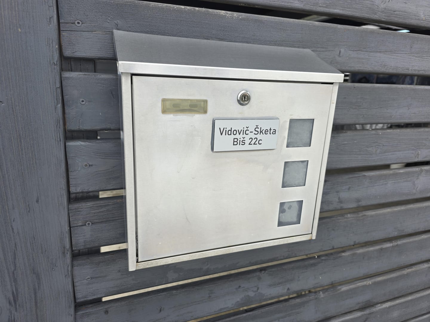 Customer photo review of Manjši napis s tiskom