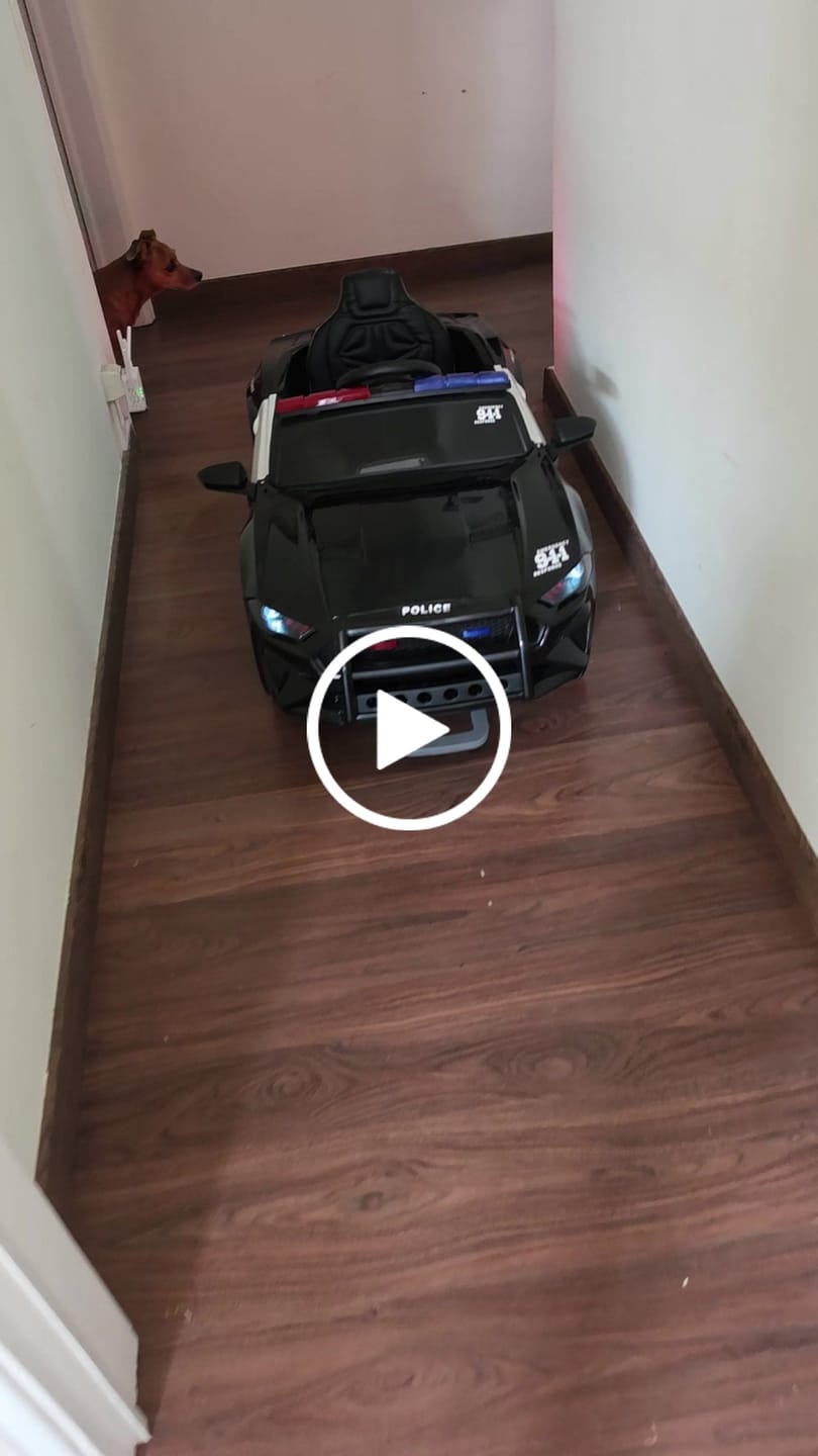Customer video review of Carro Elétrico para Criança Policia GT 12V c/ RODAS DE BORRACHA & ASSENTO EM PELE