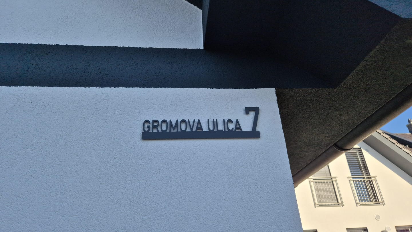Customer photo review of Hišna številka Črta