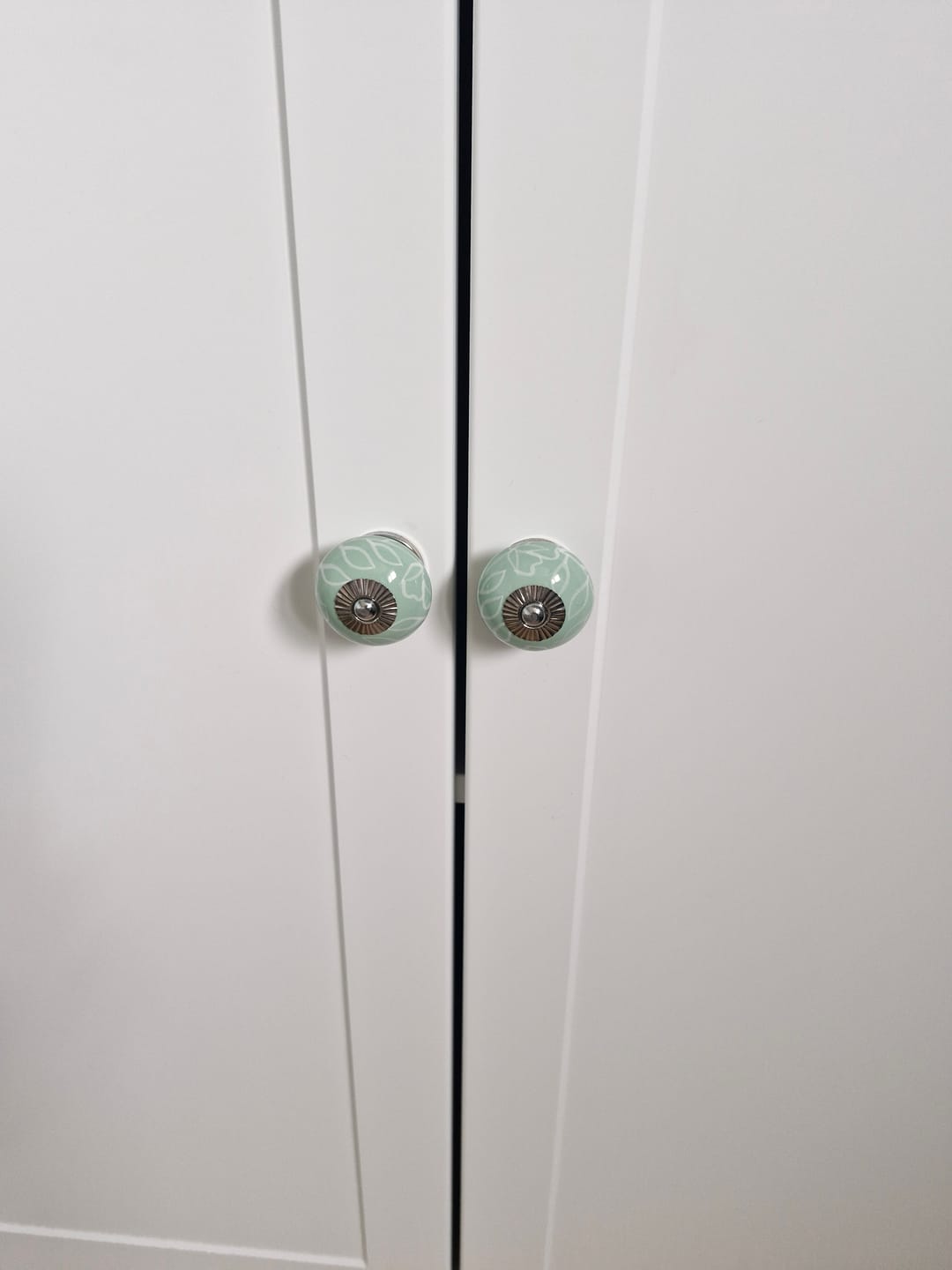 Customer photo review of Ceramic Knob Eau de Nil White Leaves 40mm