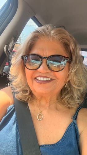 Customer's Óculos de Sol Jurerê being worn in a car, showing modern dark frames.
