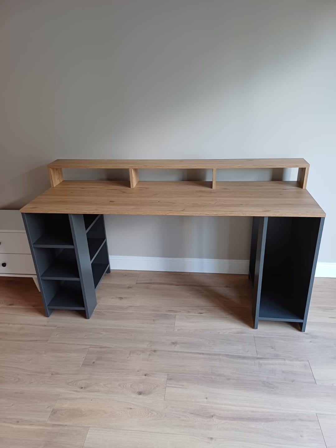 Customer photo review of Rani HA110 Raflı Oyuncu Bilgisayar Masası 160 Cm Çalışma Masası Sepet Ceviz - Antrasit