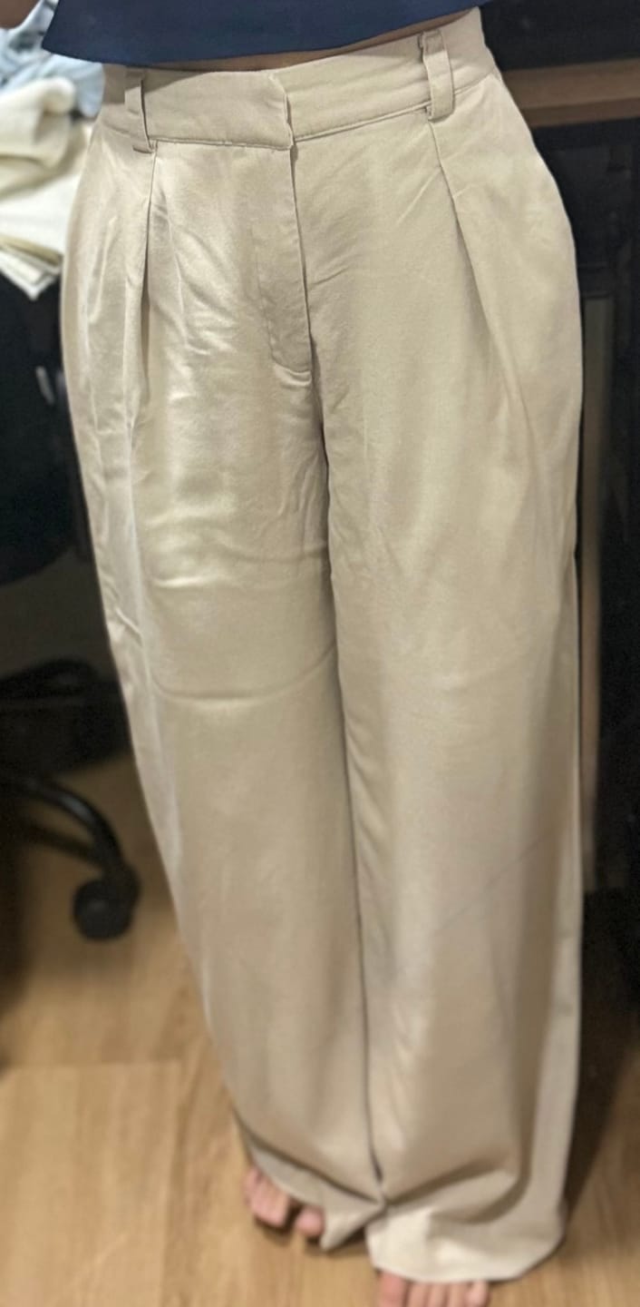 Customer photo review of Calça Pantalona Graviola Bege Claro + Forro