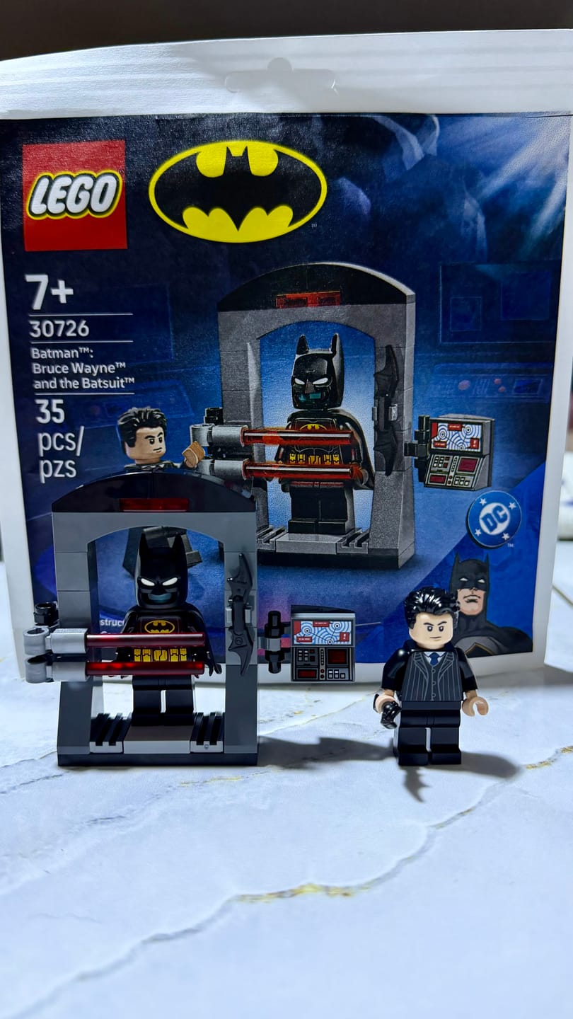 Customer photo review of Batman™: Bruce Wayne™ y el Bat-traje