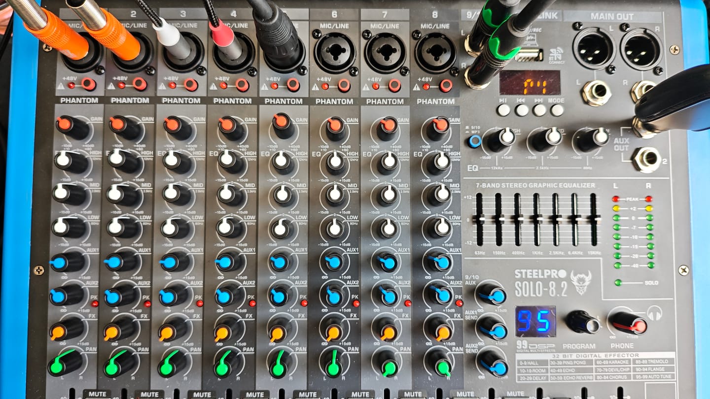 Customer photo review of SOLO-8.2 Mezcladora Profesional 8 Canales Bluetooth USB DSP 99 Efectos Ecualizador 7 Bandas PFL Phantom Para DJ Eventos Steelpro