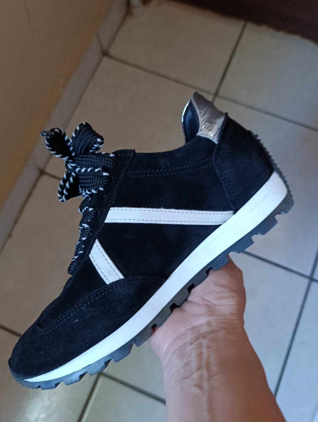 Customer photo review of SNEAKER CASUAL GAMUZA PIEL NEGRO FRANJAS LATERALES