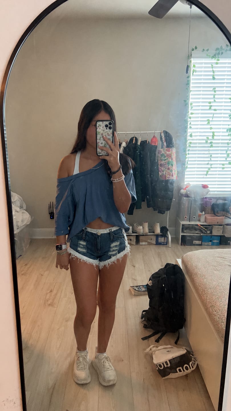 Customer photo review of Yan Askılı Yırtık Mini Kot Şort