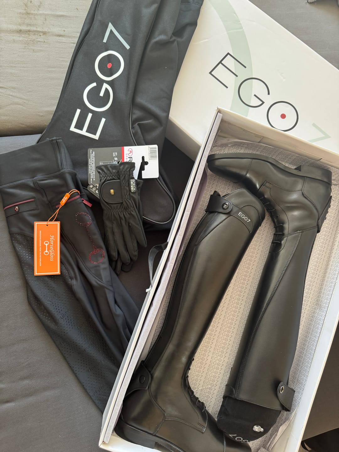 Customer photo review of CRYSTAL KYLIE - RIDING LEGGINGS | BLACK X ROSE BERRY