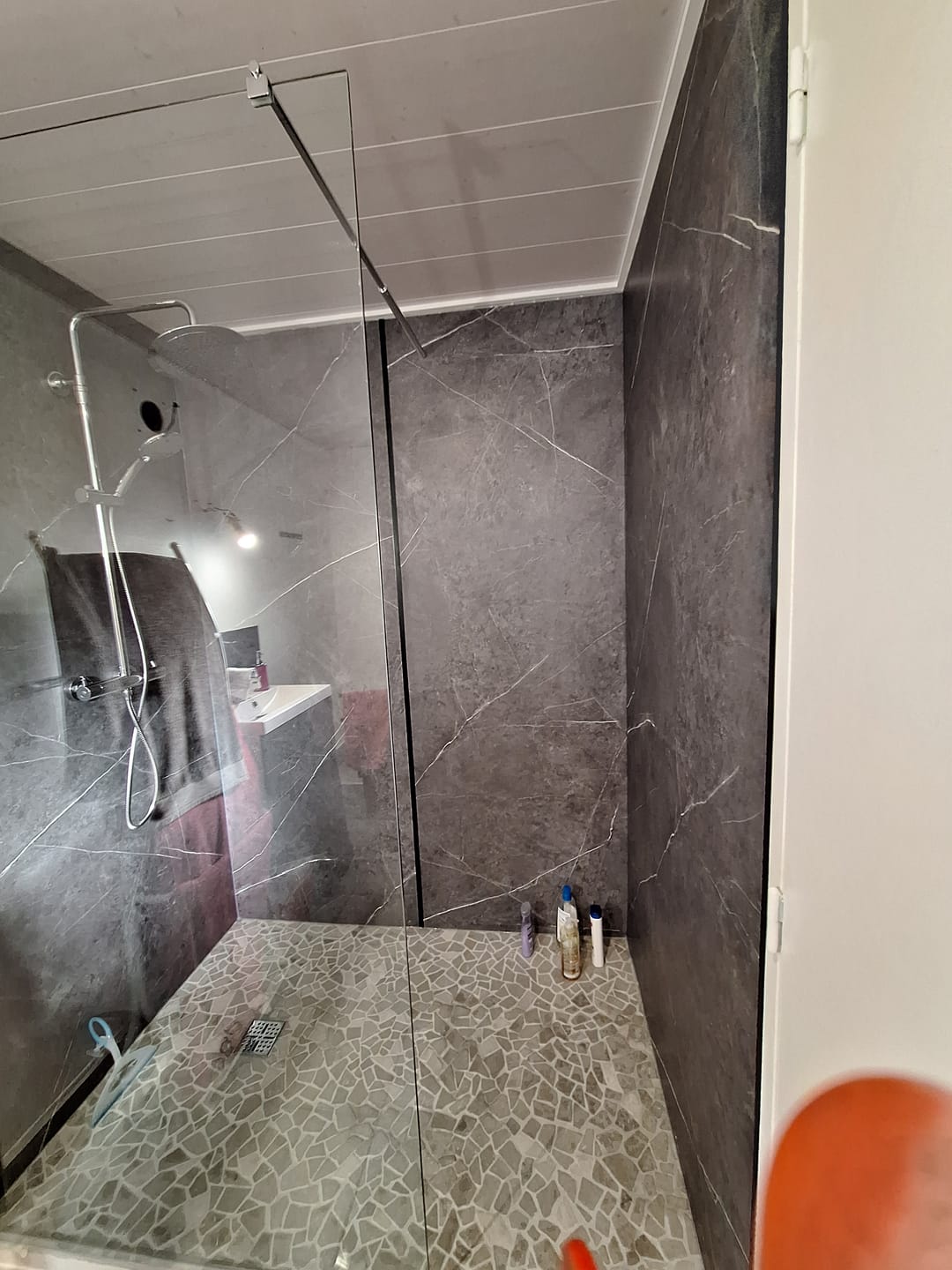 Customer photo review of Panneaux Muraux Marbre SPC Anthracite Mat – Imperméable Salle de Bain
