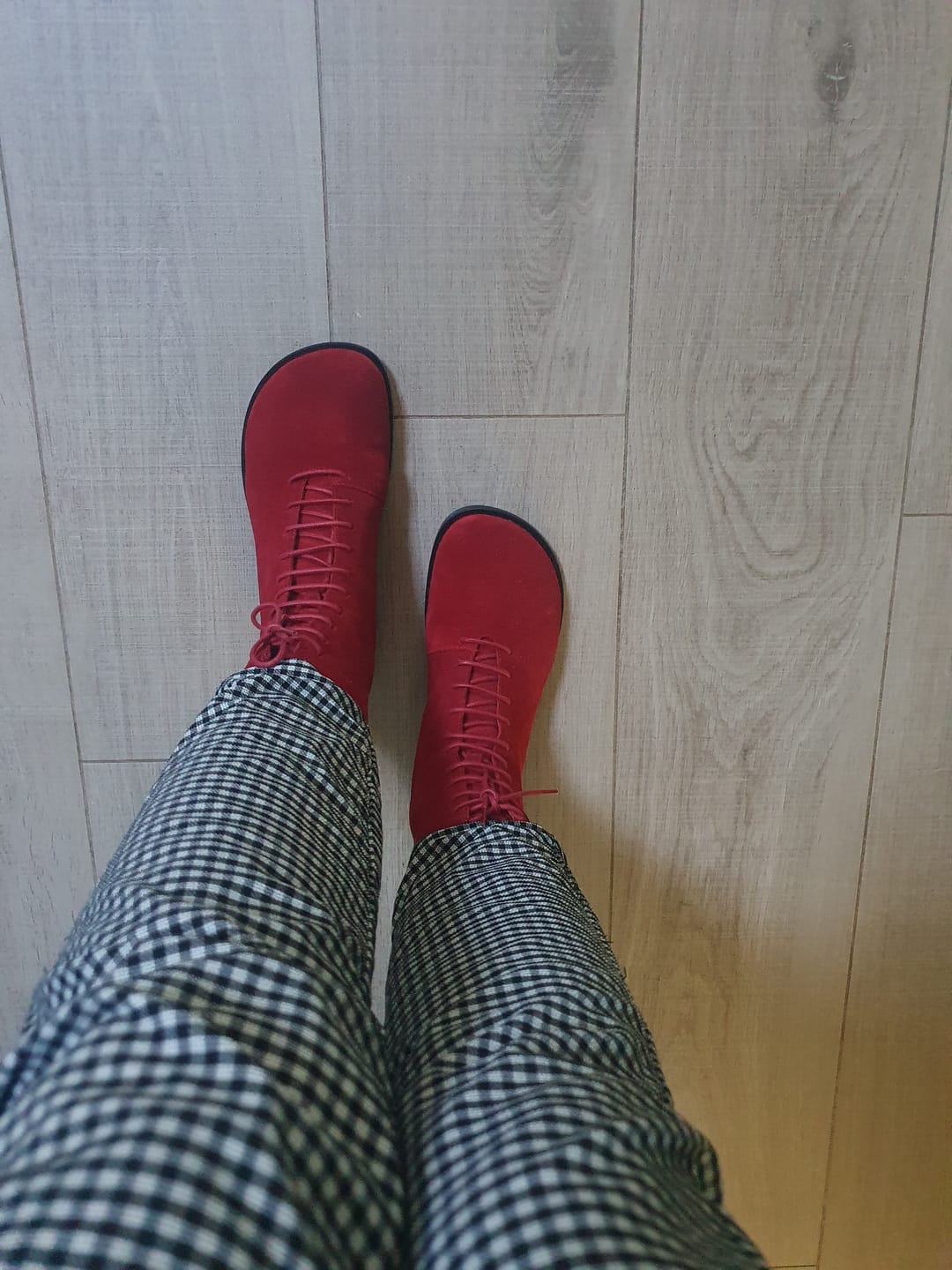 Customer photo review of Ozzy Red stivaletto allacciato in camoscio rosso con cerniera artigianale