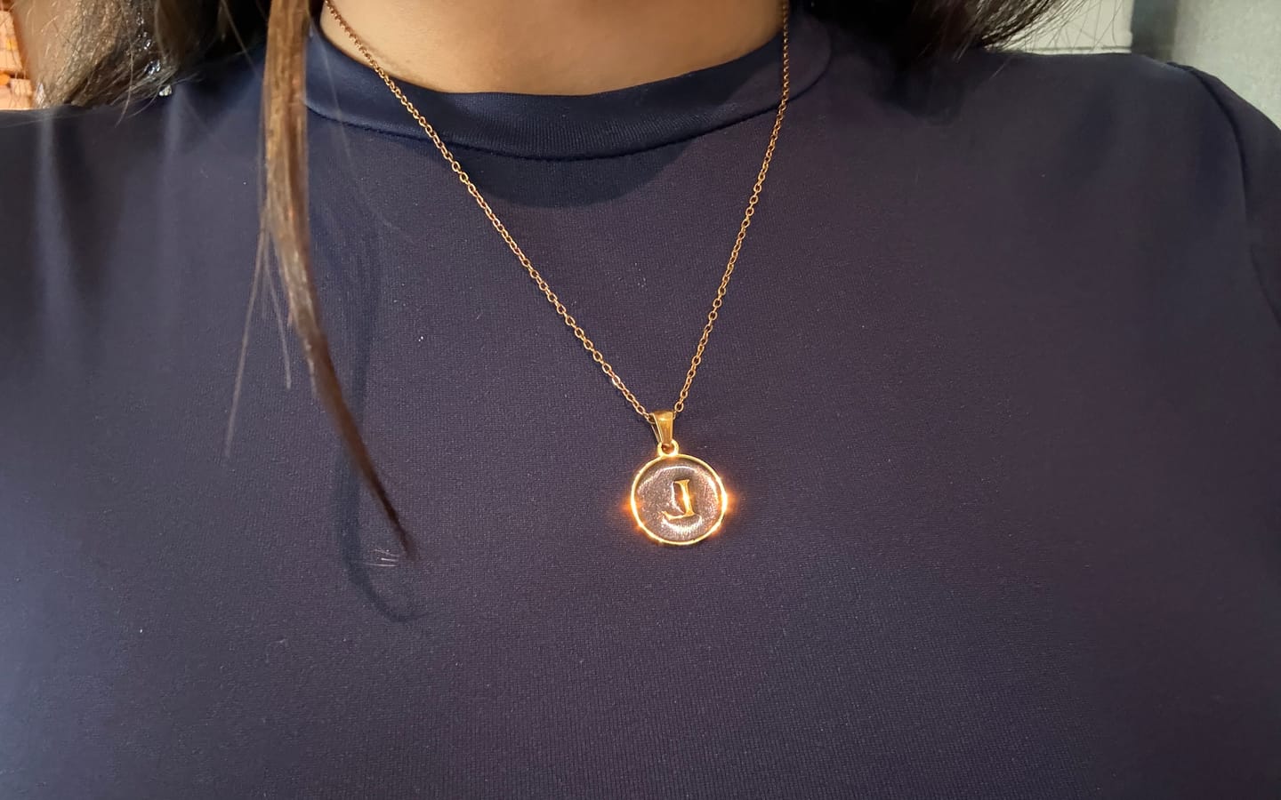 Customer photo review of Collar Con Inicial Fondo Negro