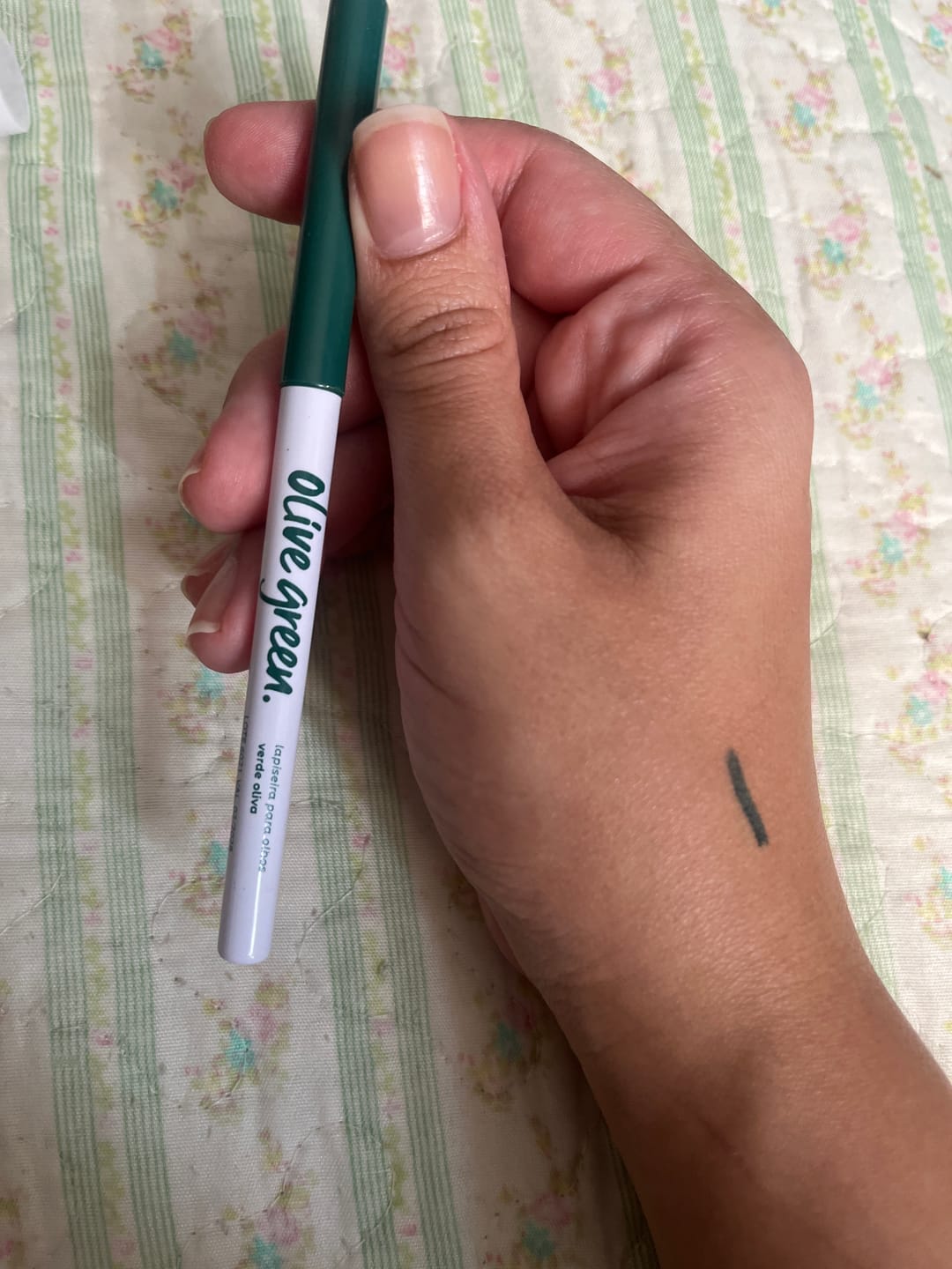 Customer photo review of Lapiseira Para Olhos Olive Green - Vizzela - Verde Oliva Efeito Metalizado