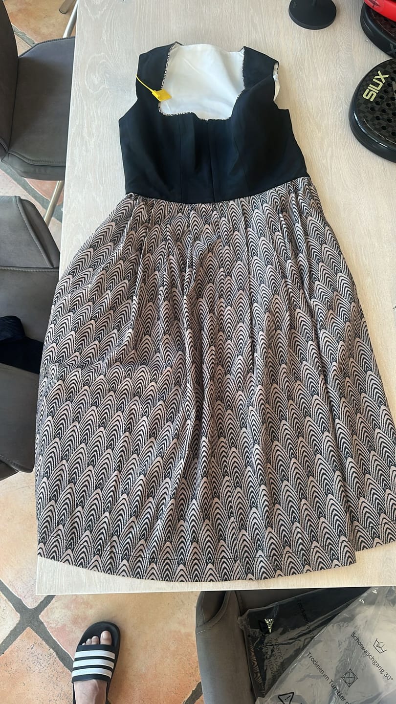 Customer photo review of Samtlook Dirndl in Anthrazit mit Herzausschnitt Yara