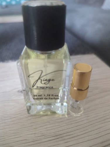 Kundenfoto des refill Taschenzerstäubers und einer kleinen Probe auf einer hellen Holzoberfläche