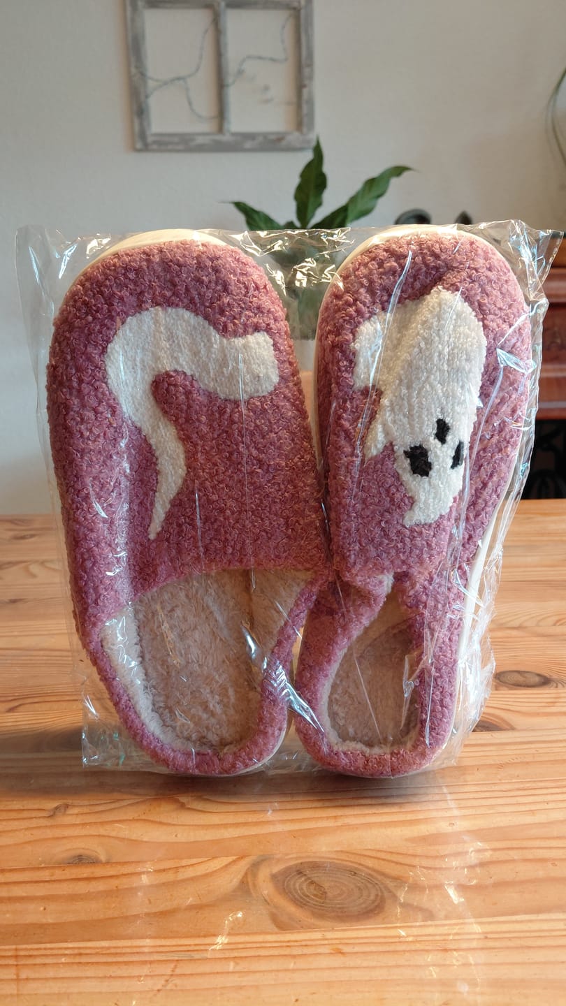 Customer photo review of Halloween Hausschuhe Rosa mit Geister Motiv – Flauschige Plüsch Slipper
