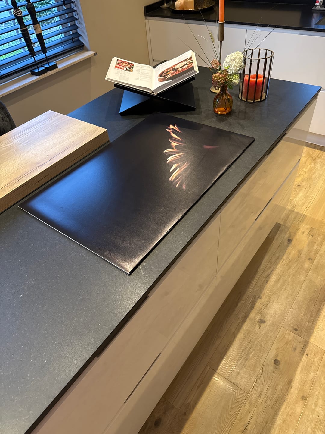 Customer photo review of Inductiebeschermer - Bloemen - Madelief - Zwart
