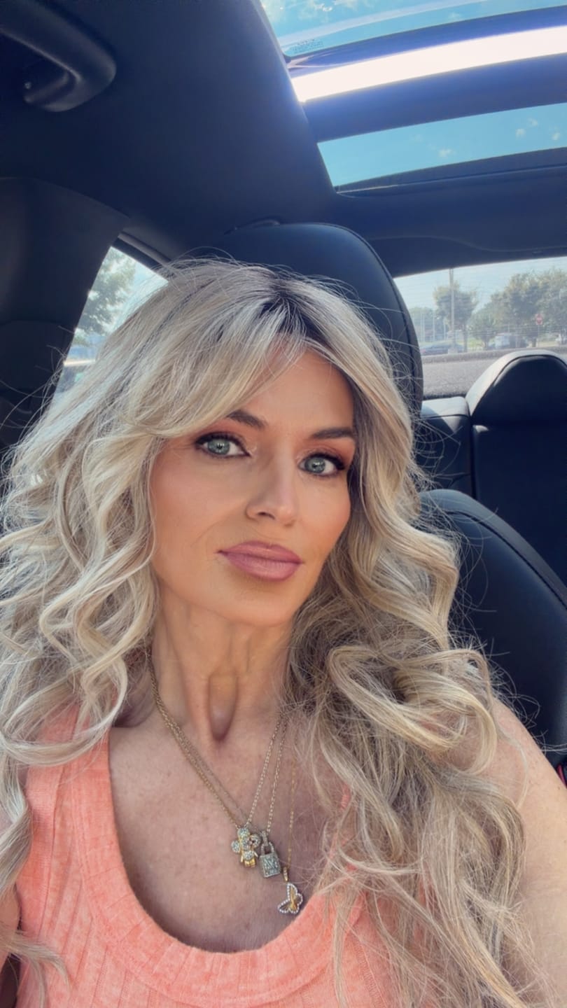 Customer photo review of OUTSTANDING OVATION - Sandy Blonde
