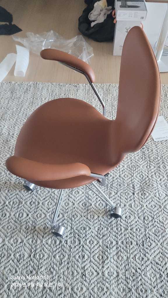 Customer photo review of Series 7™ - 3217, Fully Upholstered height-adjustable swivel armchair - Leather