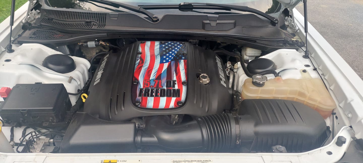 Customer photo review of "5.7L Freedom Flag" Engine Cover Inlay