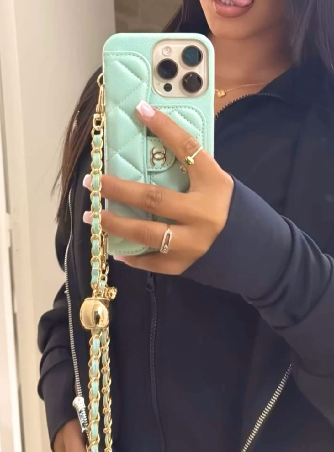 Customer photo review of Coque Chanel Turquoise