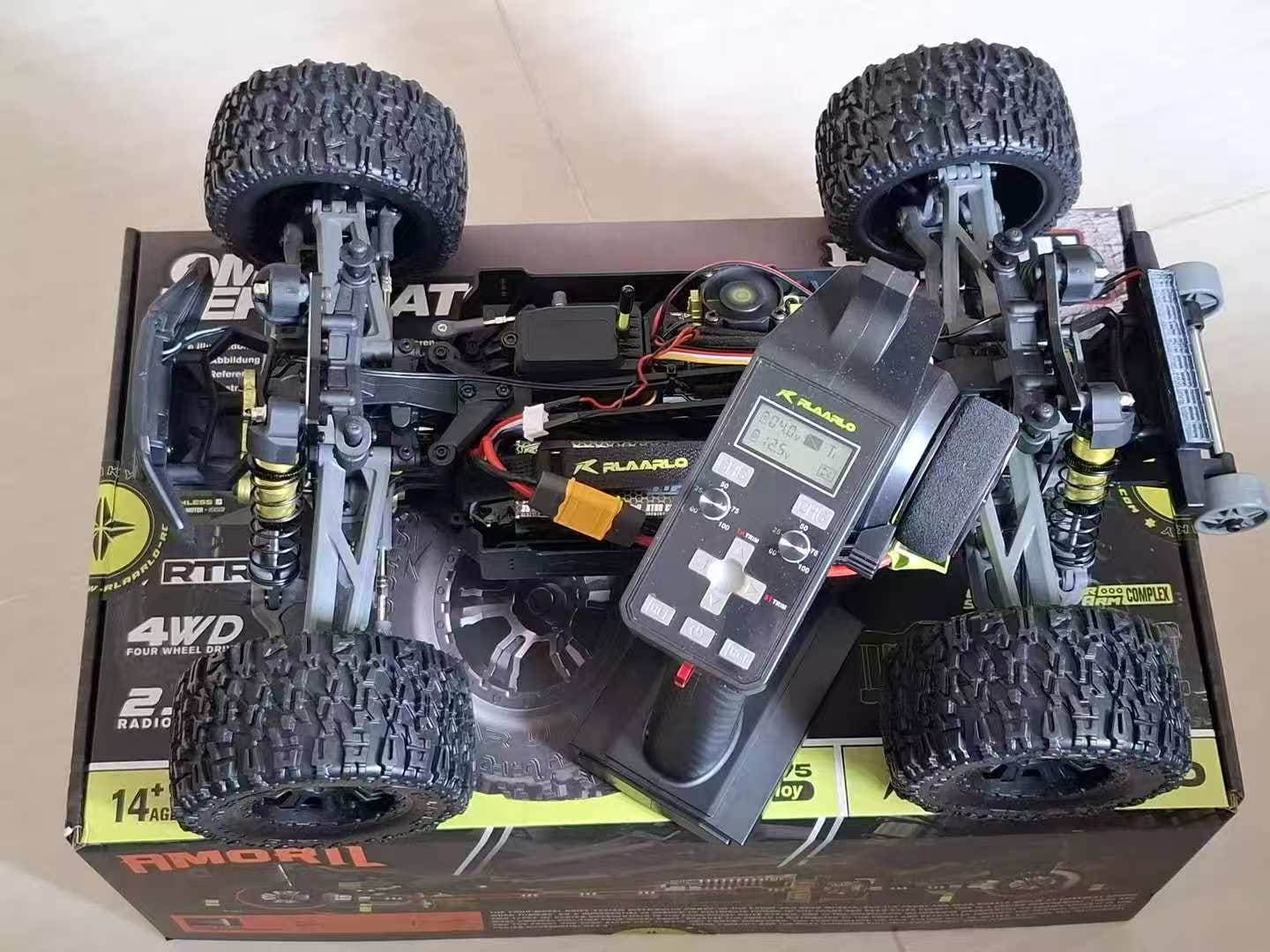 Customer photo review of 1/10 Professional Grade Brushless High-Speed Remote Control Car 4WD Full-Time Four-Wheel Drive Bigfoot Off-Road Vehicle with Carbon Fiber Frame, 60A ESC with Smart Gyroscope, Racing Model Toy, Gift for Boys, RC Monster Truck