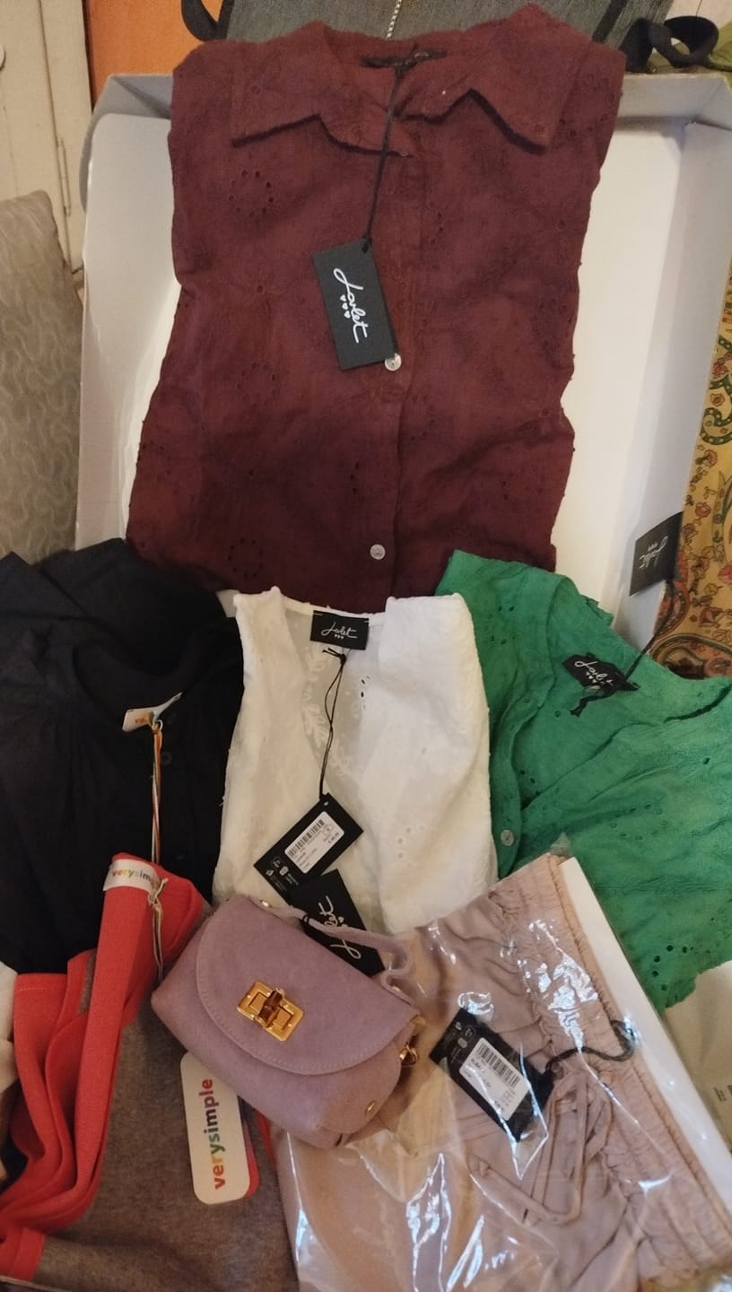Customer photo review of MYSTERY 📦 BOX ABBIGLIAMENTO E ACCESSORI DONNA [€79]