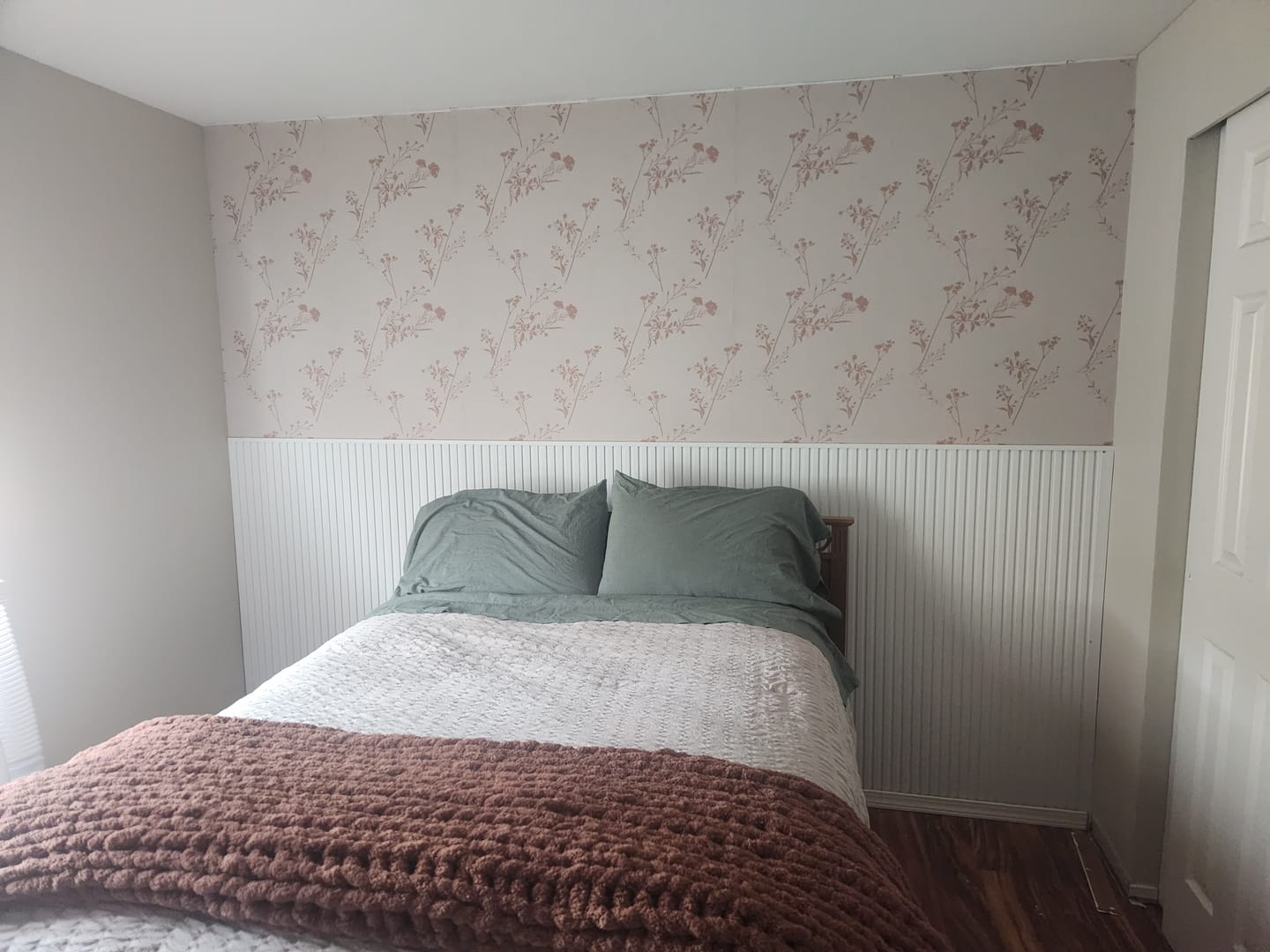 Customer photo review of Daniella - Minimal Wildflower Stalks and Branches Wallpaper