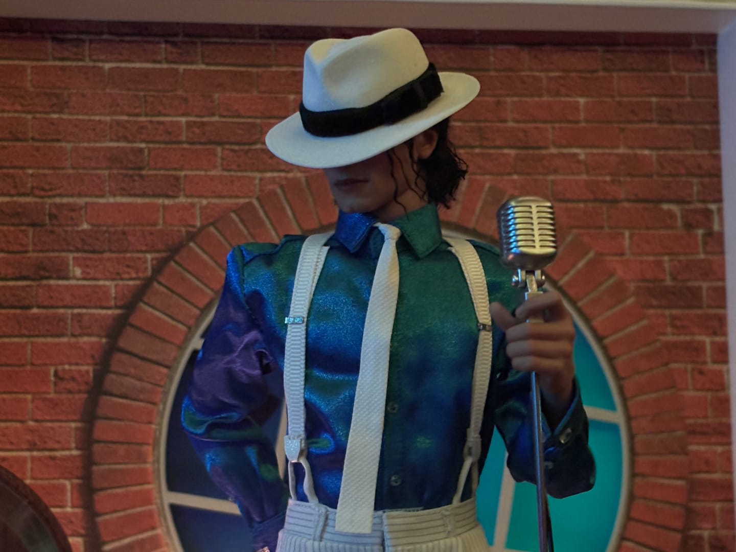 Customer photo review of MJ - Smooth Criminal 1/6 Collectible Figure