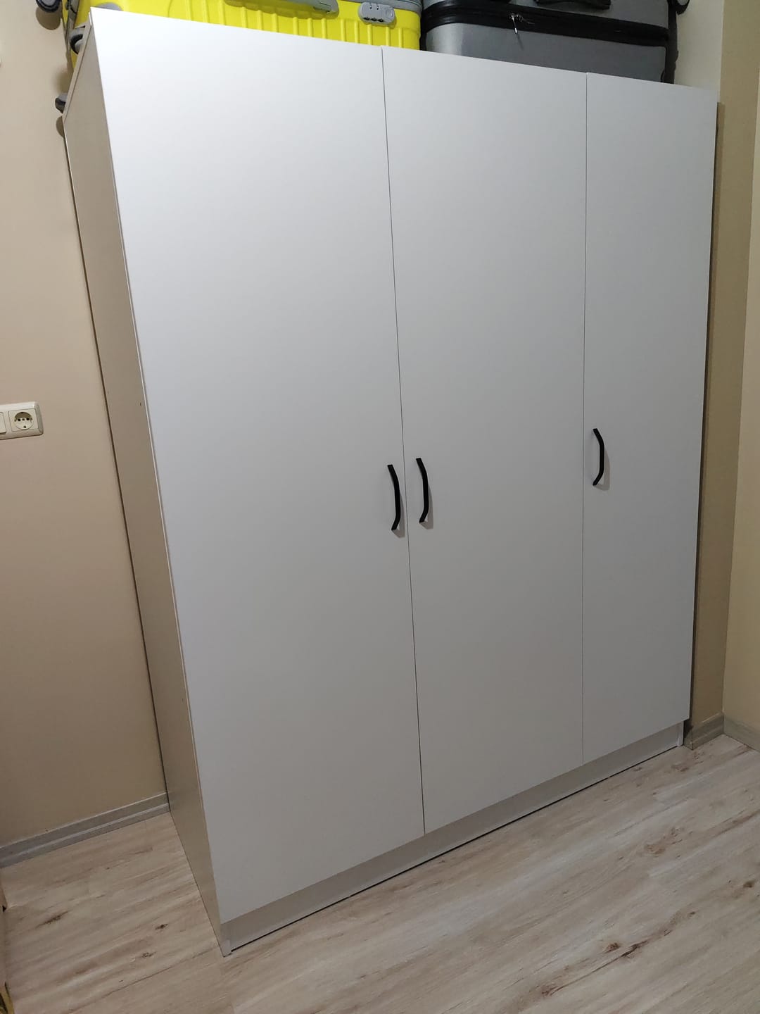Customer photo review of Rani BA105 Yüklük 3 Kapaklı 8 Raflı Yatak Yorgan Yastık Saklama Dolabı Beyaz