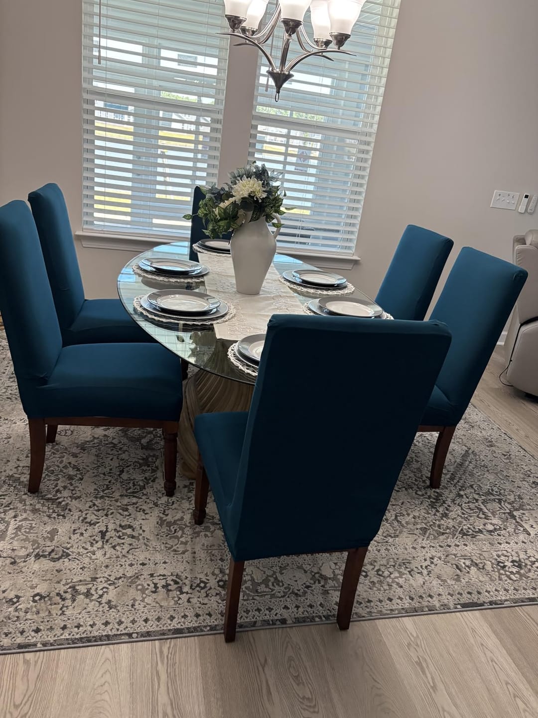Customer photo review of Neralin - Elastic velvet chair covers