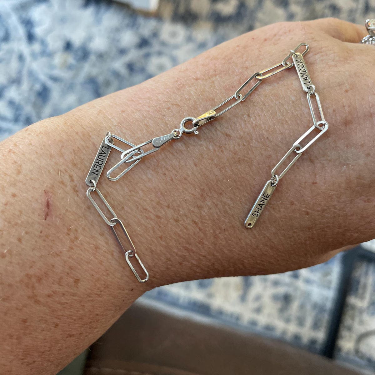 Customer photo review of Braccialetto personalizzato con incisioni