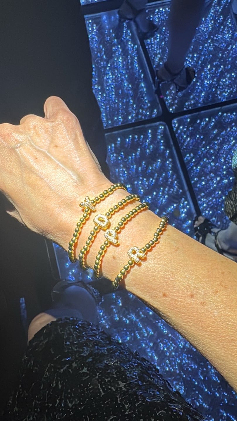 Customer photo review of Pulsera Dorada Con Inicial Mini Bubble Zirconia
