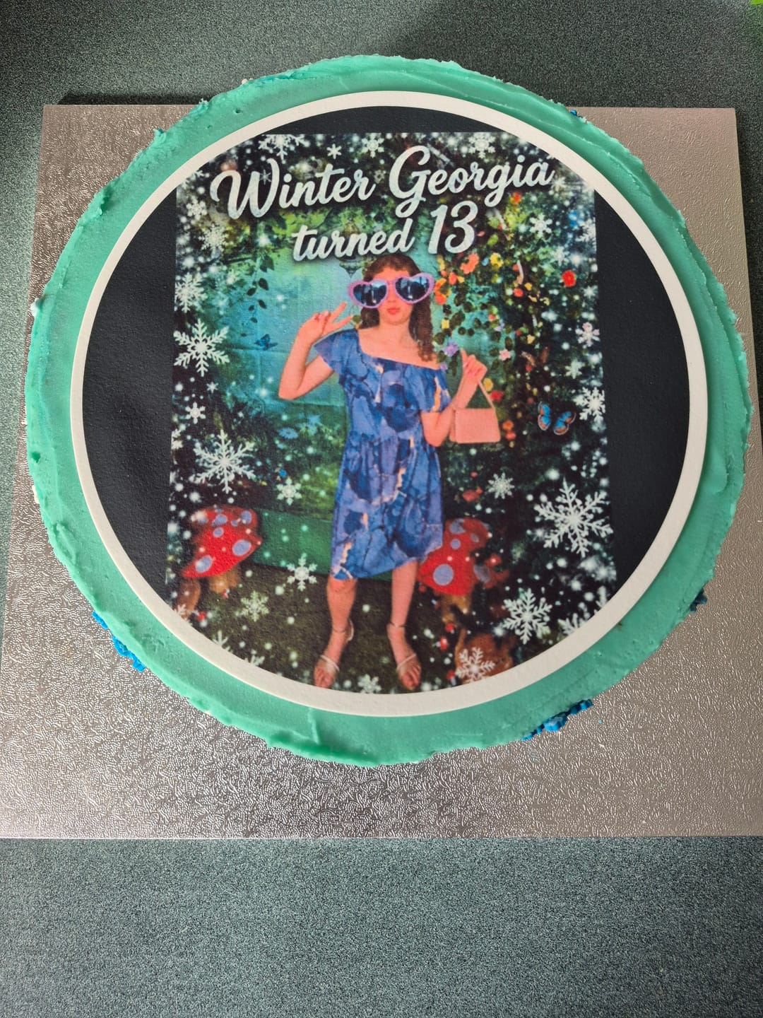 Customer photo review of 20 cm Pre-cut Circle Custom Edible Icing Image