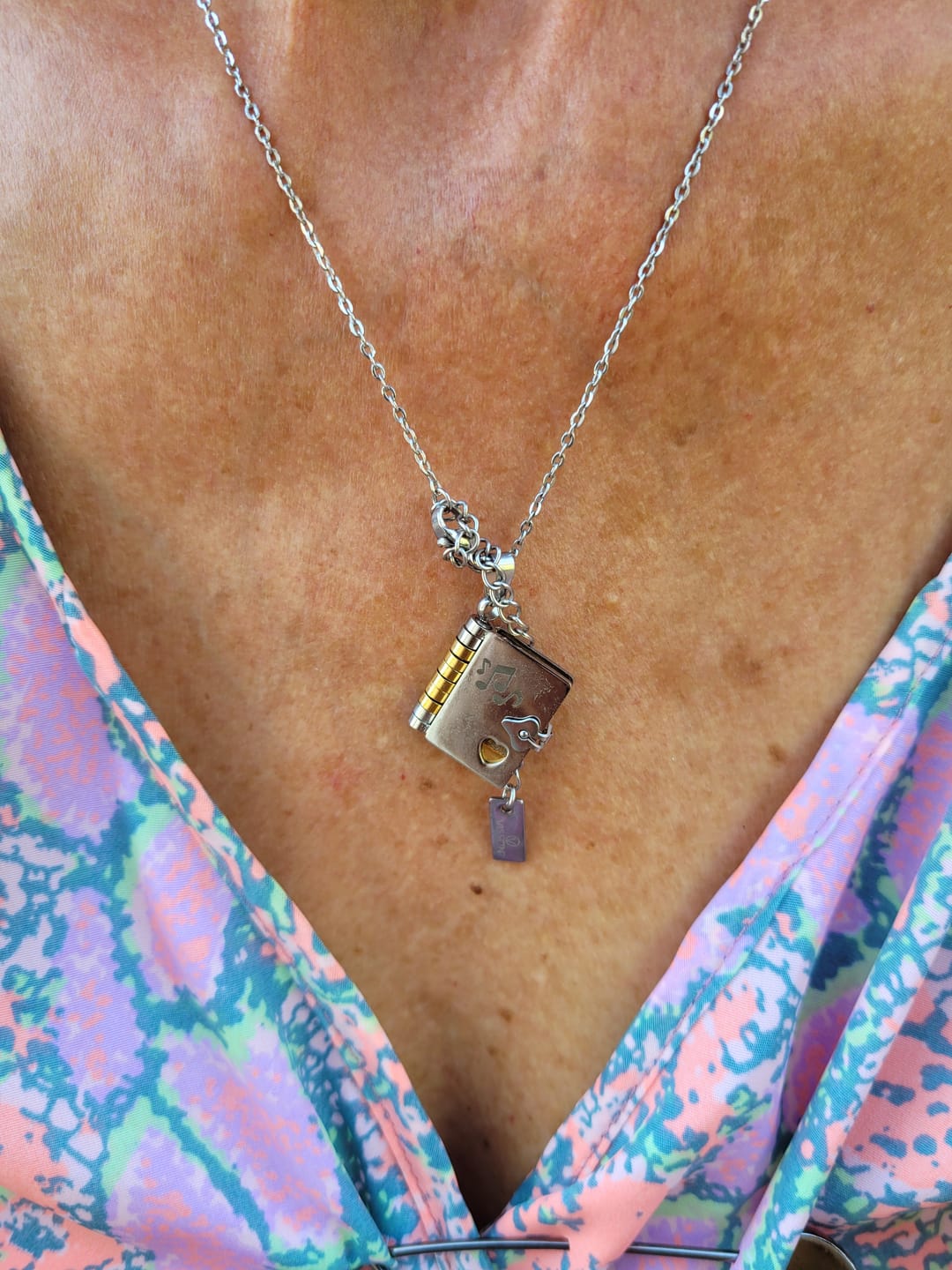Customer photo review of Portachiavi/Collana Book - Ho guardato dentro un emozione