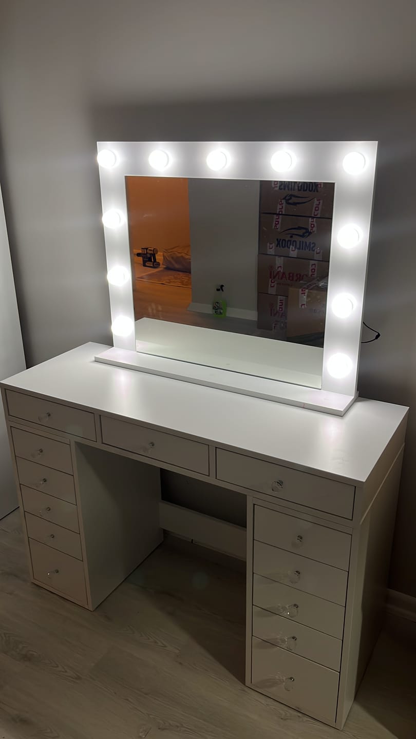 Customer photo review of Rani BJ119 Hollywood Işıklı Aynalı Kulis Makyaj Masası 13 Çekmeceli Takı Düzenleyici Beyaz