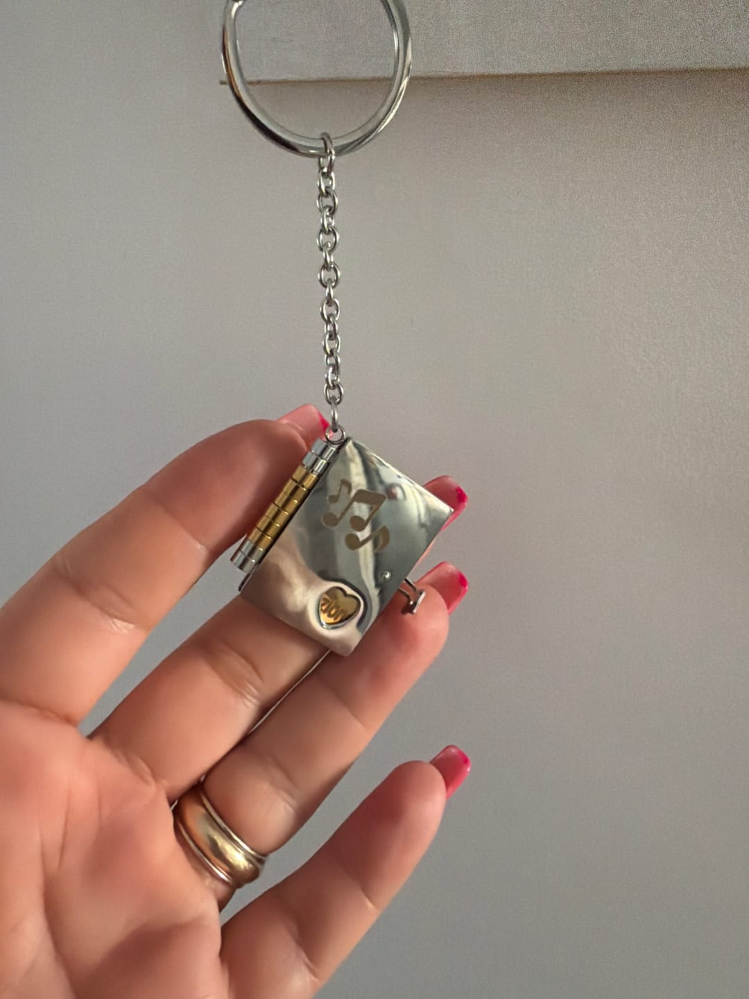 Customer photo review of Portachiavi/Collana Book - Ho guardato dentro un emozione