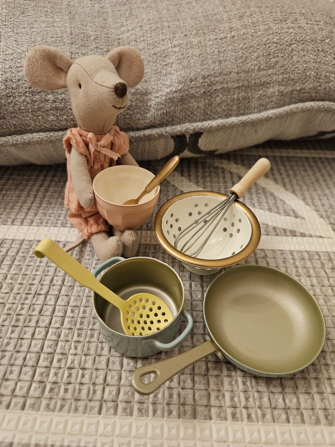 Customer photo review of Kitchen Utensils Set 5 pcs Dollhouse - 1/6 Scale Dollhouse Miniature