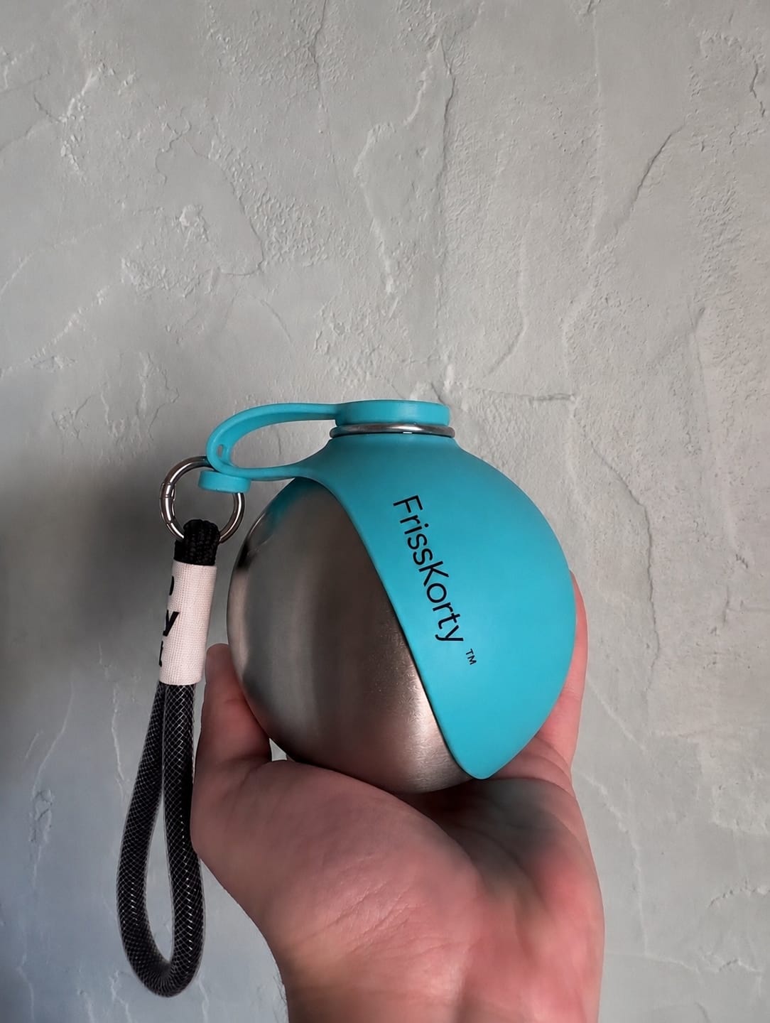 Customer photo review of Frisskorty™-Hordozható Kutya Itató Kulacs