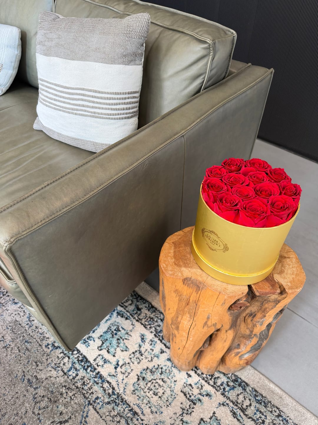 Customer photo review of True Icon 13 Roses In Gold Box