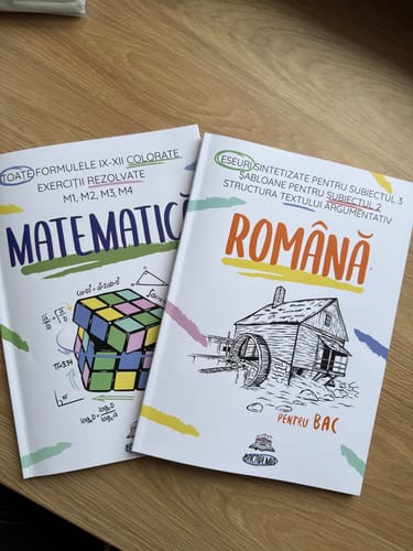 Customer's Pachet Bacalaureat cărți pentru Română și Matematică așezate pe o suprafață de lemn.