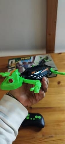 Customer photo review of GeckoCrawler™ – Wall, Ceiling & Floor RC Lizard